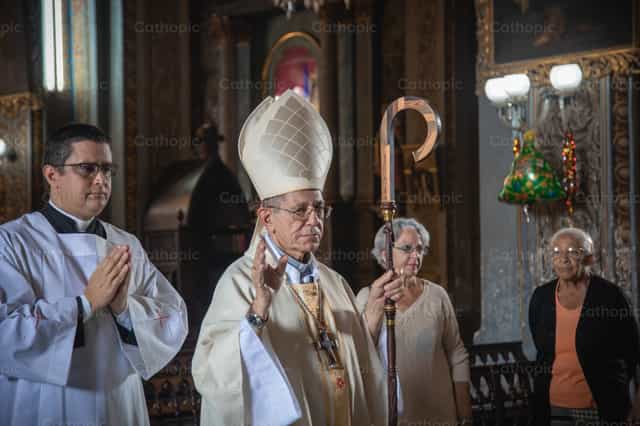 Sacerdotes en procesión hacia el altar - Banco de imágenes católicas - Fotografía por Yandry Fernández Perdomo