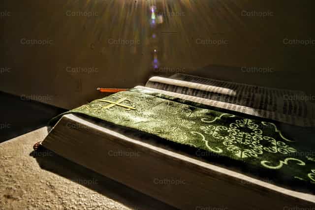 Les Écritures plutôt que le soleil - Images catholiques de stock