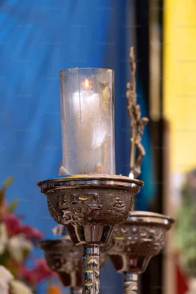 Mga kandelero at lalagyan ng kandelero - Mga Catholic stock image
