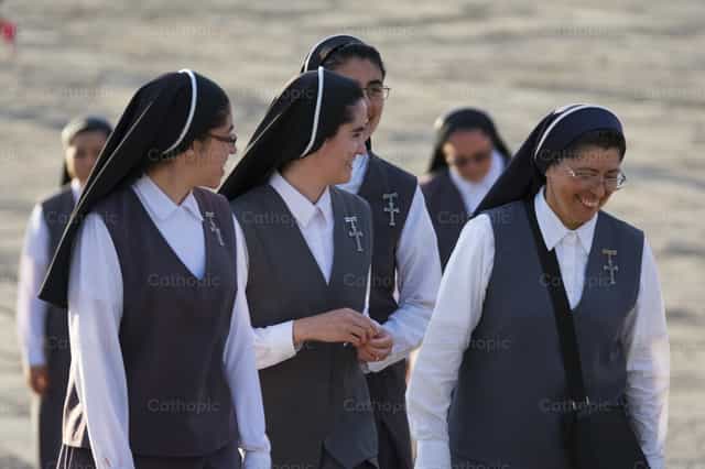 Monjas sonriendo mientras caminan - Banco de imágenes católicas - Fotografía por Álvaro García