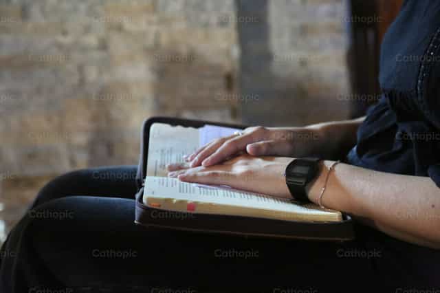 Meditar la Palabra de Dios - Banco de imágenes católicas