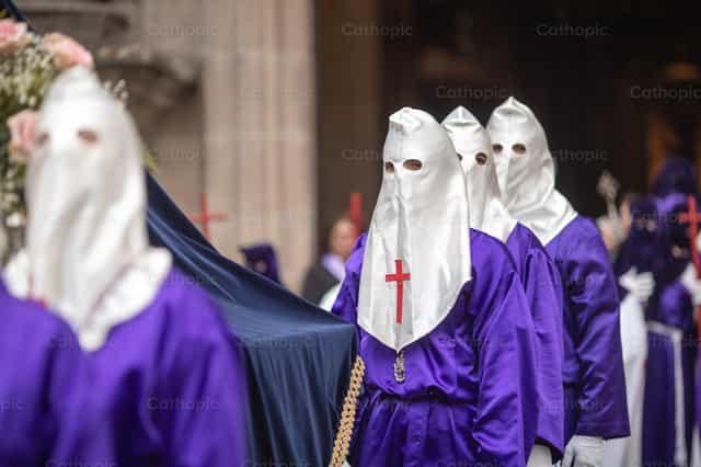 Cofrade carrying images in Holy Week Spain - Catholic stock images - Photo by Yandry Fernández Perdomo