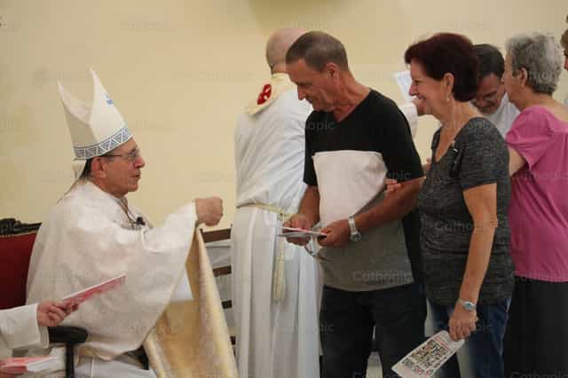 Obispo con gente - Banco de imágenes católicas - Fotografía por Yandry Fernández Perdomo