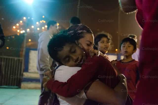 Abrazo de amor - Banco de imágenes católicas