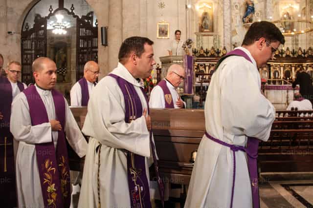 Curas llevan ataúd durante funeral de un cardenal - Banco de imágenes católicas - Fotografía por Yandry Fernández Perdomo