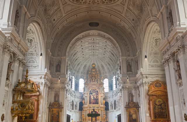 Interior de la iglesia de San Miguel de Múnich - Banco de imágenes católicas - Fotografía por Antonio Gravante