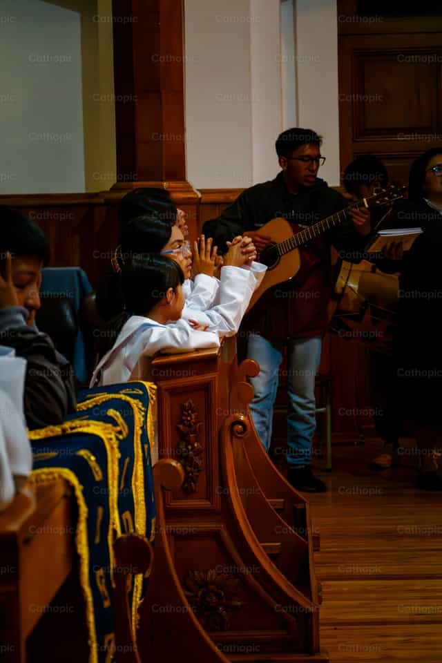 Praying - Catholic stock images - Photo by Javier Bastidas