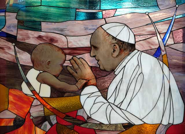 Vidriera del papa Francisco - Banco de imágenes católicas - Fotografía por Zvonimir Atletić