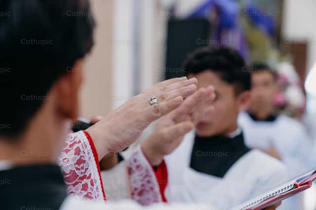 Anillo Sucesor de los Apostole - Banco de imágenes católicas