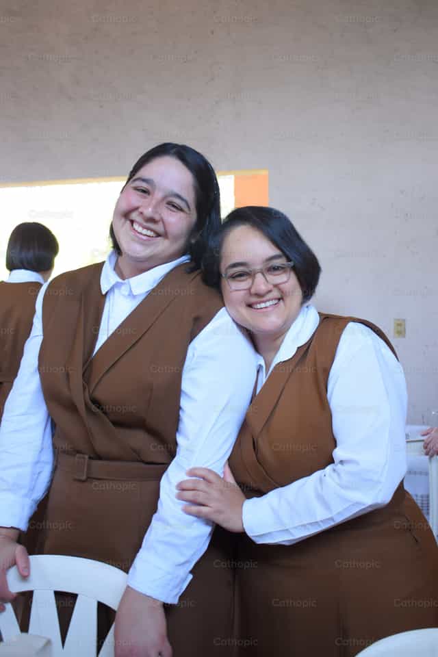 Hermanas Eli y Alma - Banco de imágenes católicas