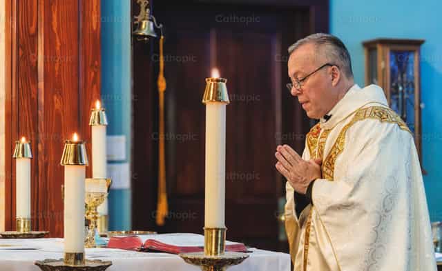 Misa en la Basílica de San Albino - Banco de imágenes católicas - Fotografía por Steven Zimmerman