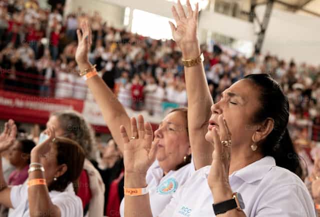 Nakataas na mga kamay ng mga babae - Mga Catholic stock image - Larawan ni Carolina BR