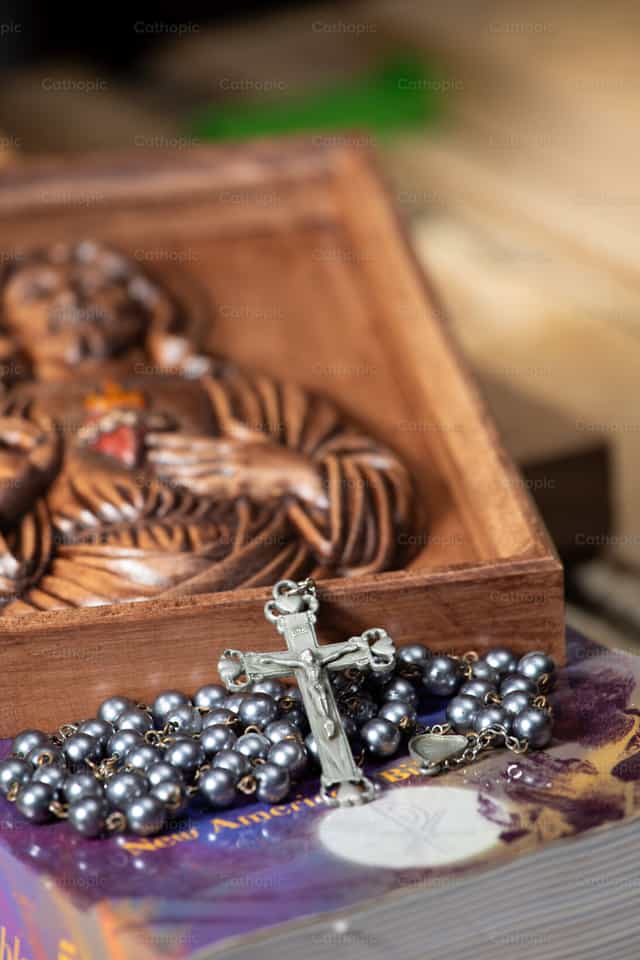Heilig Hart van Jezus met rozenkrans in de houtwerkplaats - Katholieke stockfoto's