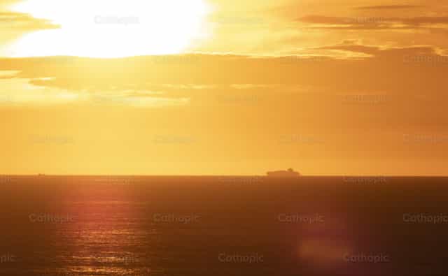 Atardecer en el mar - Banco de imágenes católicas