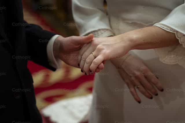 Recém-casados com alianças de casamento - Imagens católicas de stock - Foto de Álvaro García