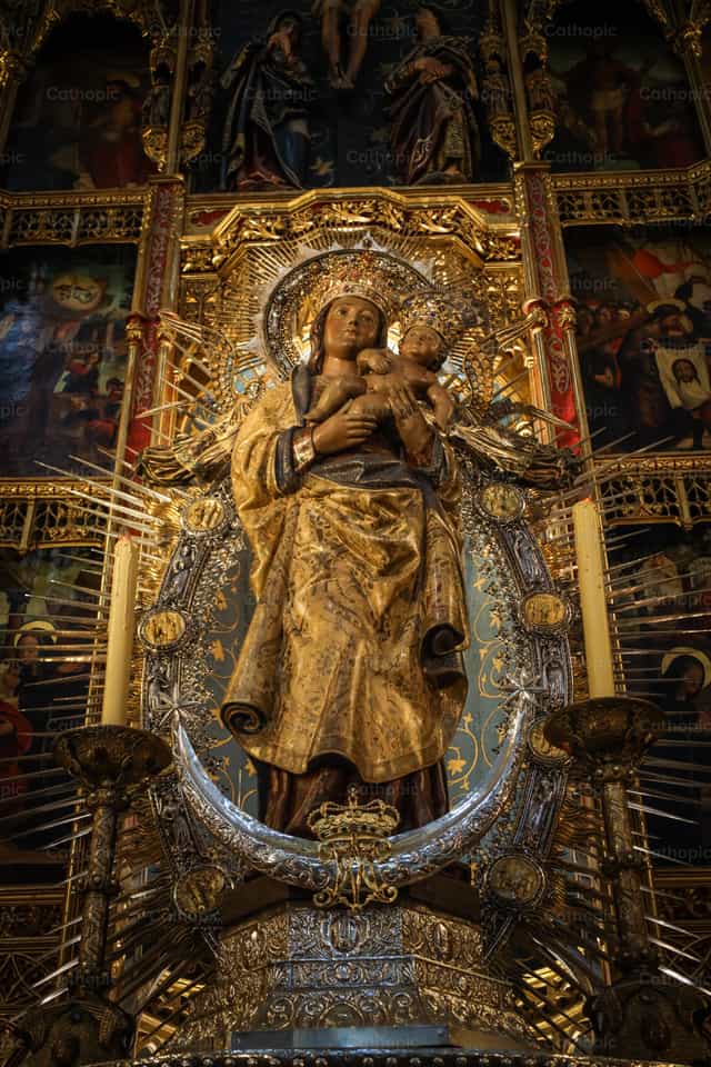 Nahegelegene Kathedrale „Virgen de la Almudena“ in Madrid - Katholische Stockfotos