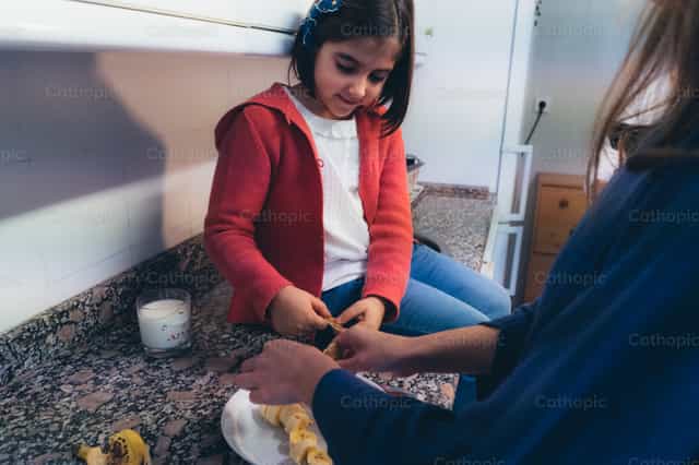 Mãe e filha preparando o café da manhã - Imagens católicas de stock - Foto de Almures Studio