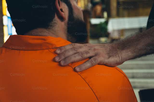 El camino de un prisionero hacia la conversión - Banco de imágenes católicas - Fotografía por Almures Studio
