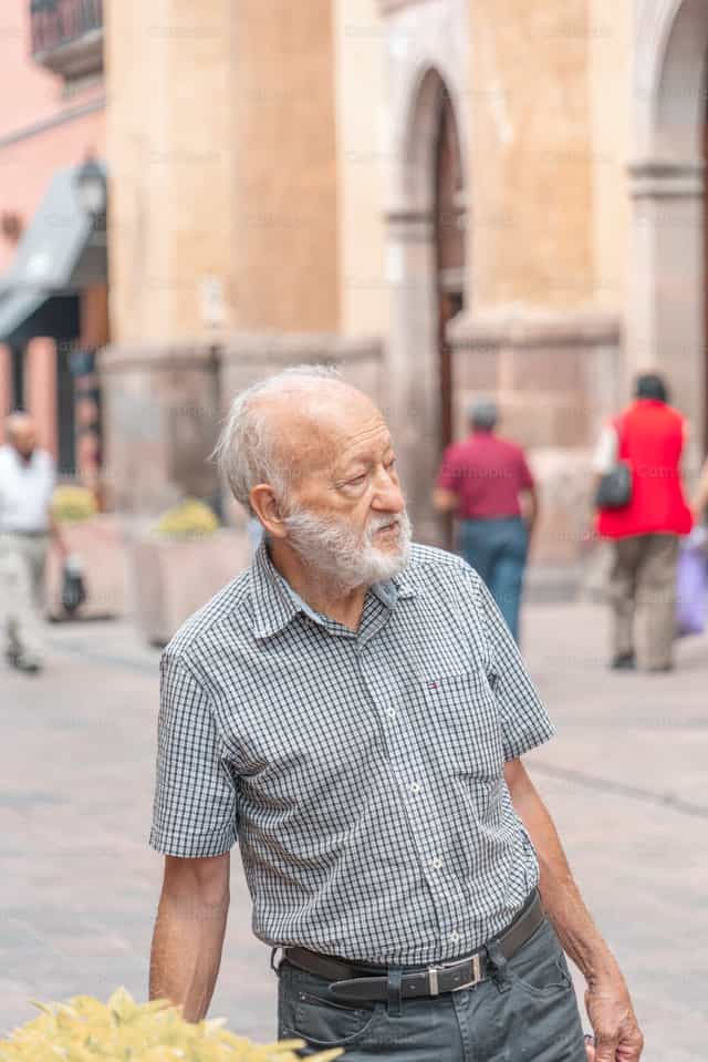 Hombre viejo - Banco de imágenes católicas - Fotografía por Cathopic