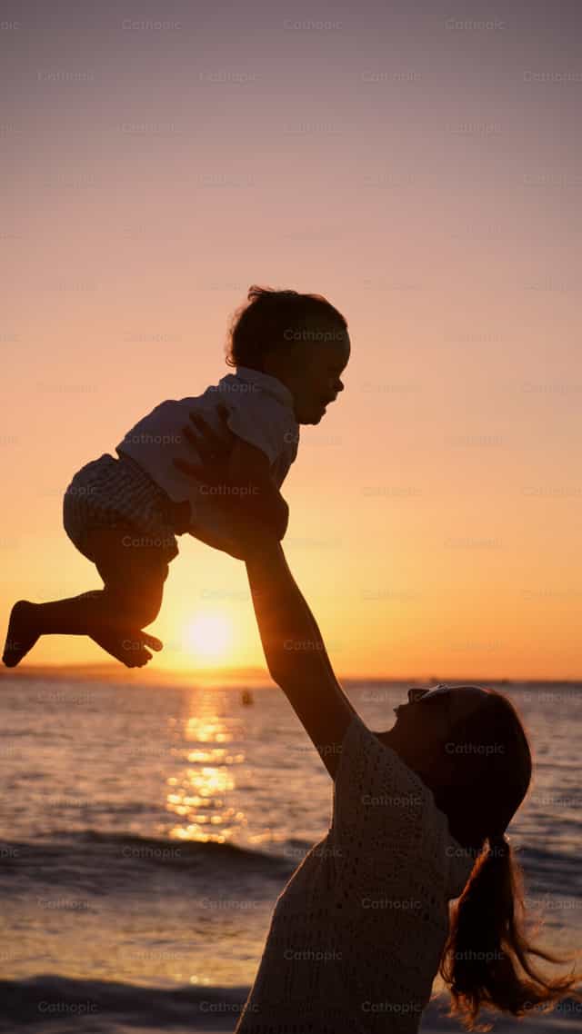 A felicidade de uma mãe - Imagens católicas de stock