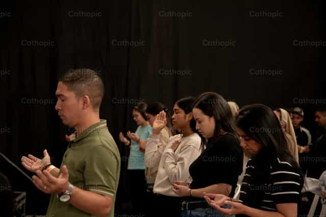 Personnes réunies en prière - Images catholiques de stock - Photo de Carolina BR