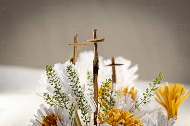 Flores e cruzes - Imagens católicas de stock
