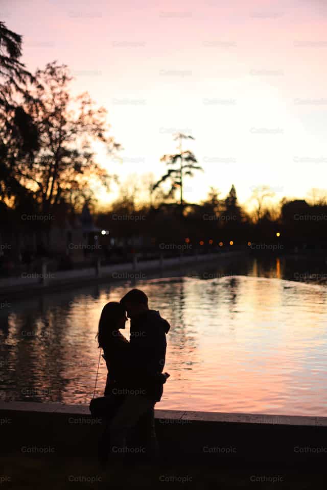 Couple in the park - Catholic stock images - Photo by Lupe Belmonte