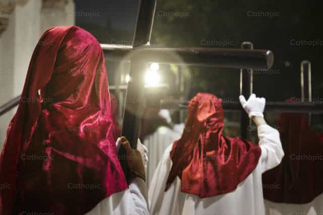 Nazarenes carrying crosses in procession - Catholic stock images - Photo by Diócesis de Córdoba