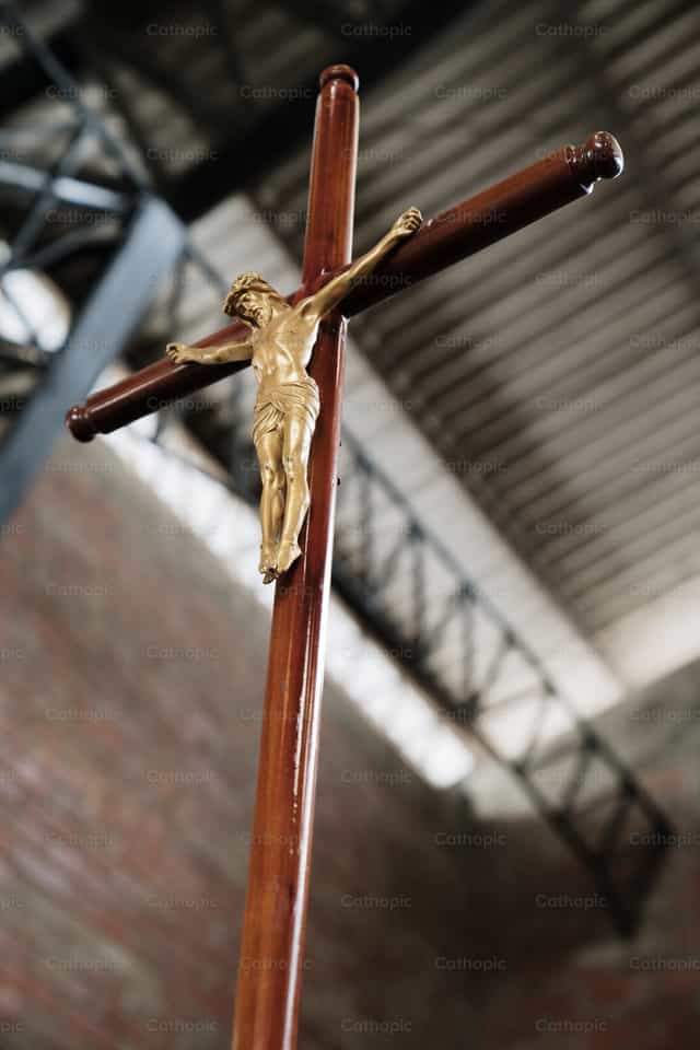 Cruz dorada - Banco de imágenes católicas - Fotografía por Francisco Xavier Franco Espinoza