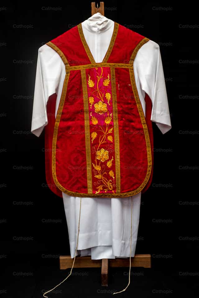 Chasuble rouge - Images catholiques de stock
