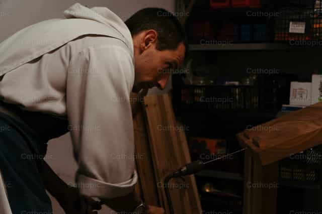 Verbum Spei brother working with wood - Catholic stock images - Photo by Almures Studio