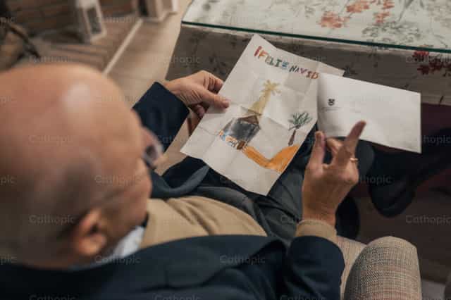 Fröhlicher Weihnachtsbrief für Opa - Katholische Stockfotos
