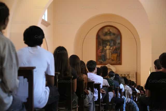 Comunidad rezando - Banco de imágenes católicas