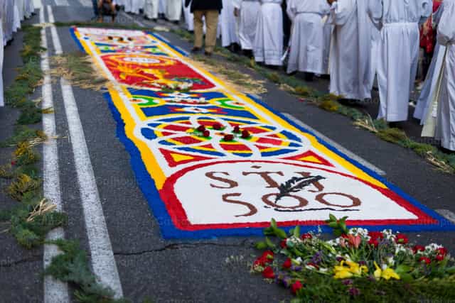 Alfrombras en la procesion de Corpus Christi - Banco de imágenes católicas
