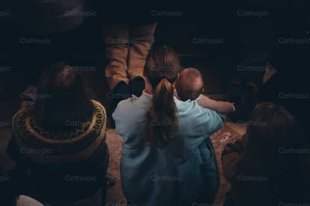 Madre in preghiera con suo figlio - Immagini stock cattoliche - Foto di Cathopic