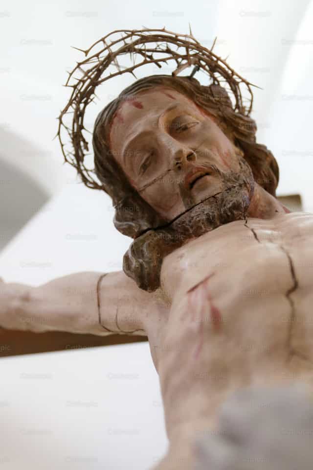 Gekruisigde Christus die lijdt aan het kruis - Katholieke stockfoto's - Foto door Cristina Grigore