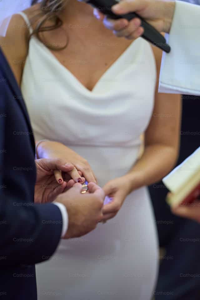 Échange des anneaux de mariage - Images catholiques de stock