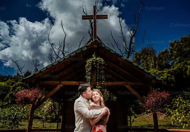 Pareja comprometida - Banco de imágenes católicas - Fotografía por Gisela Giraldo Fotografia
