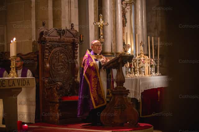 Arzobispo de Santiago de Compostela habla en misa - Banco de imágenes católicas