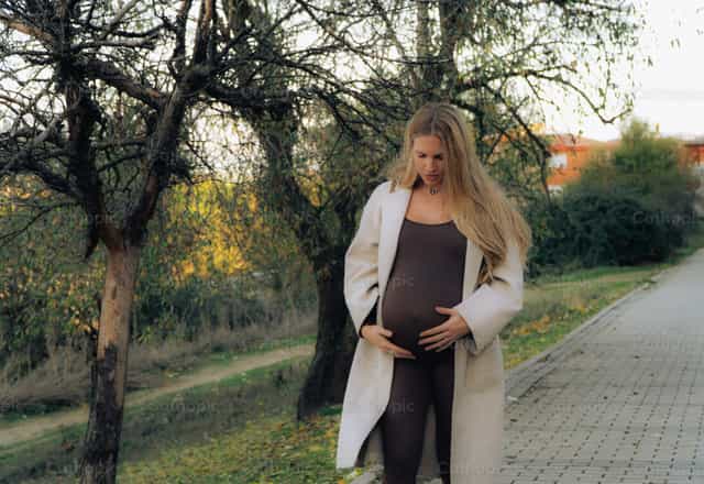 Mujer embarazada - Banco de imágenes católicas - Fotografía por Almures Studio