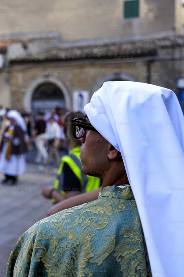 Peregrino antes de la recreación de La Visitación - Banco de imágenes católicas