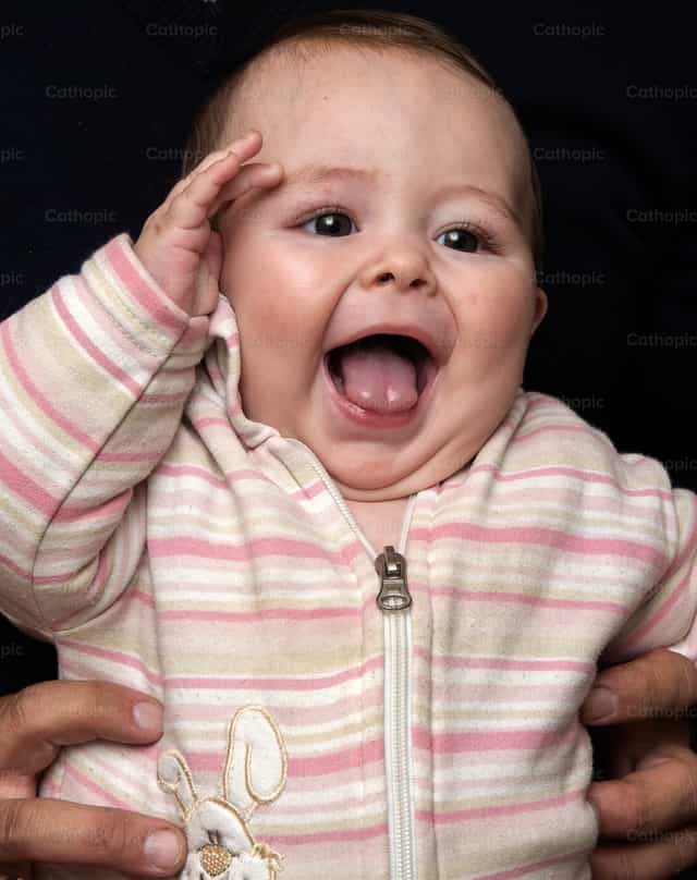 Happy little girl - Catholic stock images - Photo by Pitangus Alfonso Asensio