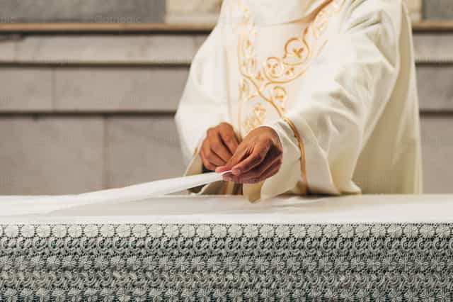 Sacerdote en el altar - Banco de imágenes católicas