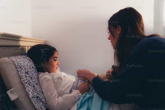 Orando con el Niño Jesús antes de dormir - Banco de imágenes católicas - Fotografía por Almures Studio