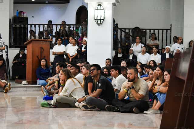 Mga kabataang nakaupo at nakikinig - Mga Catholic stock image