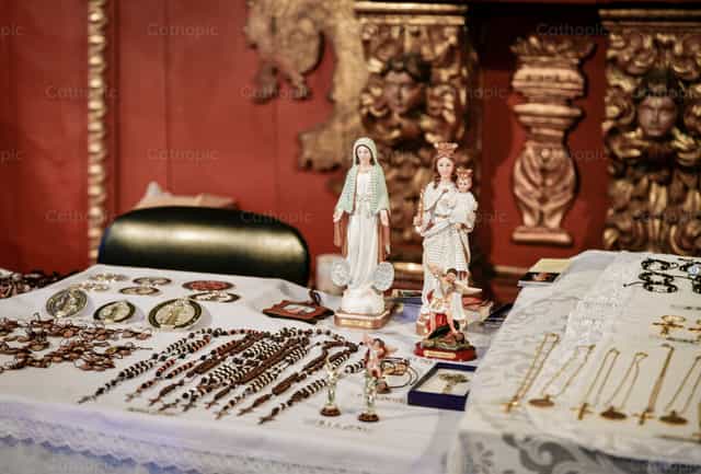 Sale of religious articles - Catholic stock images - Photo by Carolina BR
