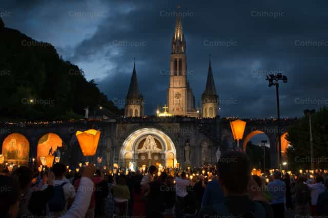 Procissão noturna no Santuário de Lourdes - Imagens católicas de stock