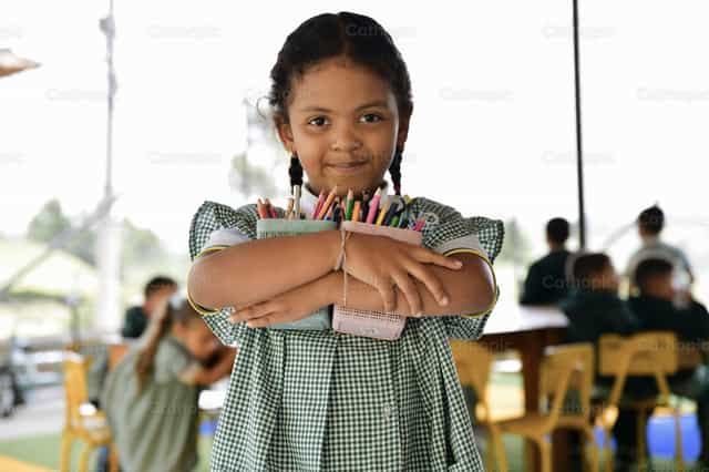 Smiling girl - Catholic stock images - Photo by Carolina BR