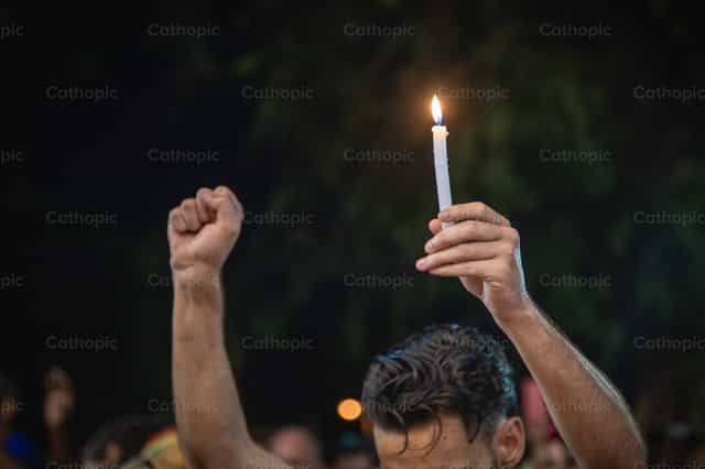 Manos levantadas hacia Dios - Banco de imágenes católicas - Fotografía por Yandry Fernández Perdomo