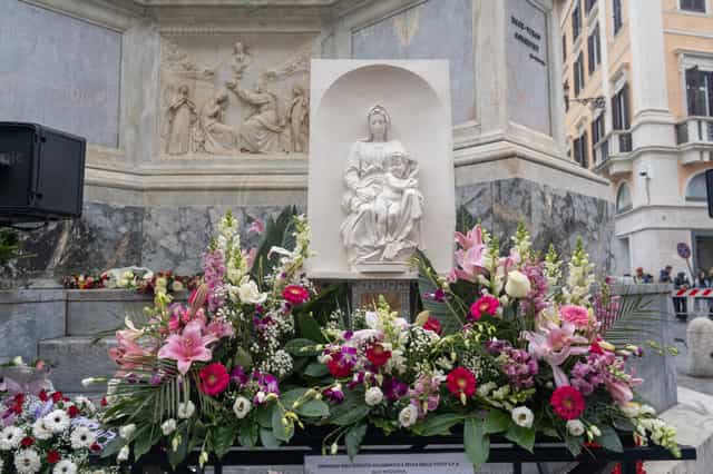 Escultura de la Virgen Maria - Banco de imágenes católicas - Fotografía por Lupe Belmonte